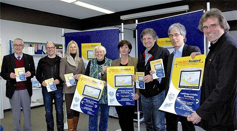 Die Hauptverantwortlichen des Regionalen Weiterbildungs- und Beratungszentrums Neuwied e.V.: v. l. Alfons Plag, Willi Baumann, Barbara Voss, Silke Läufer-Hermann, Elwira Redemund, Michael Müller, Stefan Gustav und Fred Kutscher, präsentieren das neue Programmheft und das Plakat zum Ausbildungs- und Studien-Beratungstag Job-Navi 2013. Privat