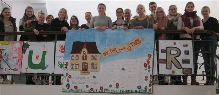 Die Hauptverantwortlichen und Kulturbotschafter trafen sich zum Abschluss ihres Projektes und präsentierten das Banner mit dem historischen Bahnhof Bad Neuenahr.privat