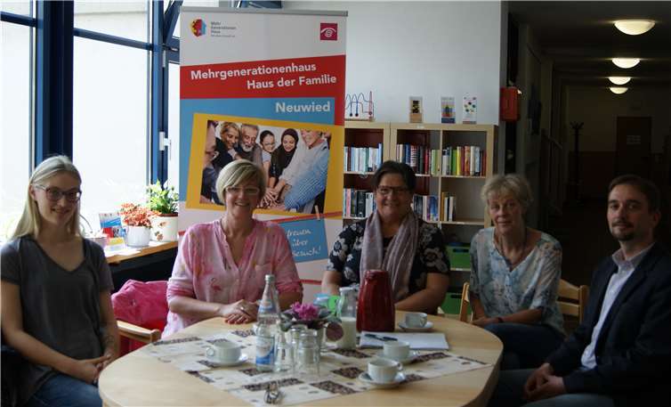 Die Hausener Möhnen „ewig jung“ überreichten den Mehrgenerationenhaus Neuwied eine Spende in Höhe von 200 Euro: (v.l.) Michaela Schmitz, Melanie Krumscheid und Marion Hardt vom Vorstand der Hausener Möhnen sowie Bea Röder-Simon und Nils Zimmermann vom Mehrgenerationenhaus der Kath. Familienbildungsstätte Neuwied e. V. Mehrgenerationenhaus