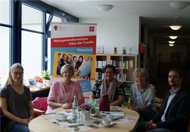 Die Hausener Möhnen „ewig jung“ (v.l.): Michaela Schmitz, Melanie Krumscheid und Marion Hardt vom Vorstand der Hausener Möhnen sowie Bea Röder-Simon und Nils Zimmermann vom Mehrgenerationenhaus der Kath. Familienbildungsstätte Neuwied e. V. Mehrgenerationenhaus
