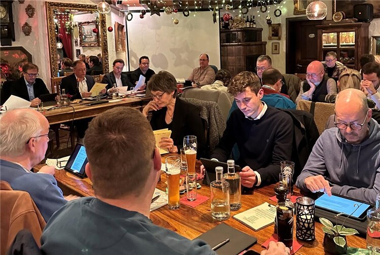 Die Haushaltssitzung des Verbandsgemeinderats Mendig fand in diesem Jahr in der „Eifeler Seehütte“ am Riedener Waldsee statt. Damit wurde die Tradition fortgesetzt, dass die Haushaltsberatungen im Bereich Rieden/Volkesfeld stattfinden, während die andren Sitzungen zumeist im Mendiger Rathaus stattfinden.Fotos: Stefan Pauly/VG-Verwaltung Mendig