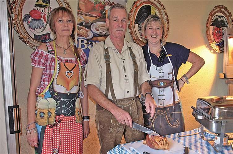 Die Haxen XL servierten Kommandant Dieter Bückmann und seine Helferinnen.