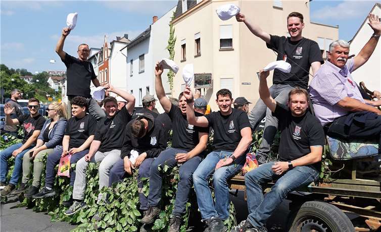 Die Heddesdorfer Burschen, gleichzeitig die Pfingstreiter,pflegen zu Pfingsten die alten Bräuche und Traditionen. Fotos: FF