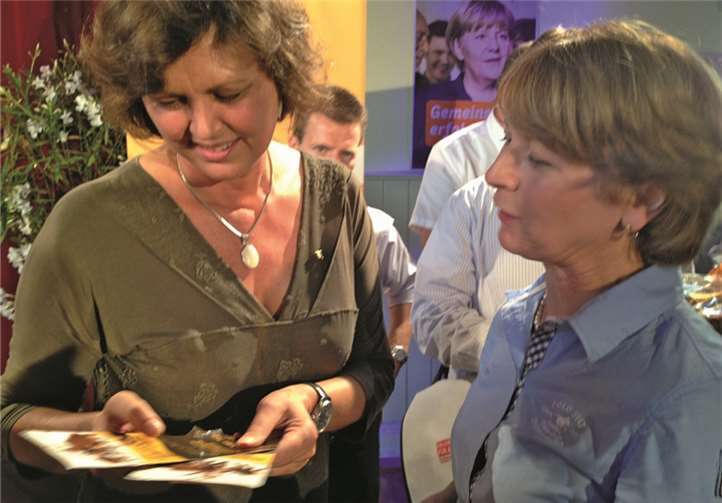 Die Hegeringleiterin Angelika Schrader-Stahl überreichte Bundesministerin Ilse Aigner (l.) den Flyer der Kreisgruppe Ahrweiler. privat
