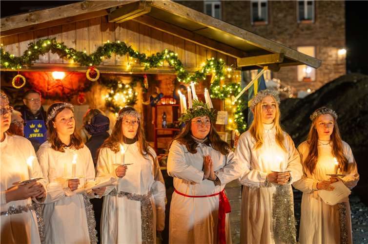 Die Heilige Lucia eröffnet am zweiten Adventswochenende traditionell mit ihren Begleiterinnen den stimmungsvollen Lucia-Markt in Rech.  Copyright: Dominik Ketz
