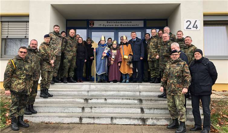 Die Heiligen Drei Könige Caspar, Melchior und Balthasar vor dem zentralen Stabsgebäude. Privat