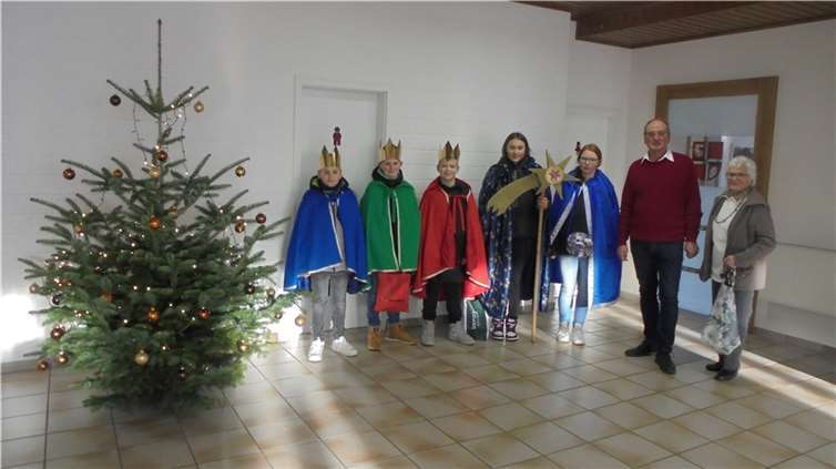 Die „Heiligen Drei Könige“ aus Rodder kamen zu Besuch.  Fotos: KAB