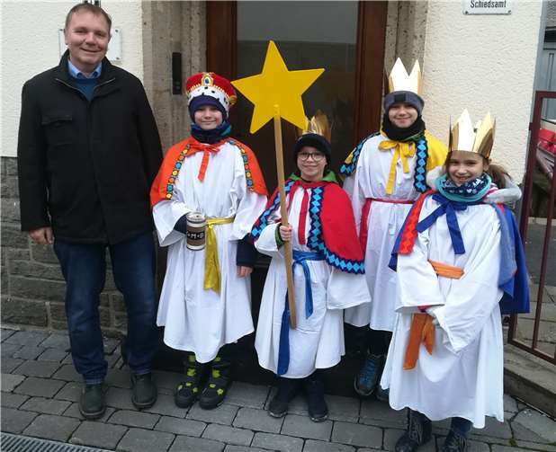 Die „Heiligen Drei Könige“ mit Gefolge besuchten auch in diesem Jahr wieder die Stadtverwaltung Dierdorf. Foto:privat