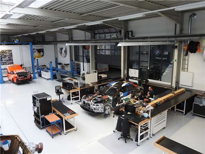 Die „Heiligen Hallen“ von RMG - hier wird an den neuesten BMW-Rennboliden gearbeitet. Fotos: WAMFO.DE