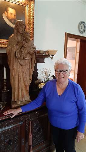 Die Heiligenfigur mit ihrer Stifterin Anny Höflich. Foto: Bernd Geil/Stadtverwaltung Lahnstein