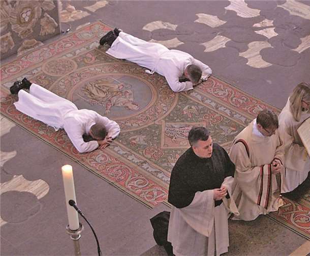 Die Heiligenlitanei, Bestandteil der Weihezeremonie zum ständigen Diakon, beten Michael Kremer (links) und Hans Georg Bach im Liegen.  Privat