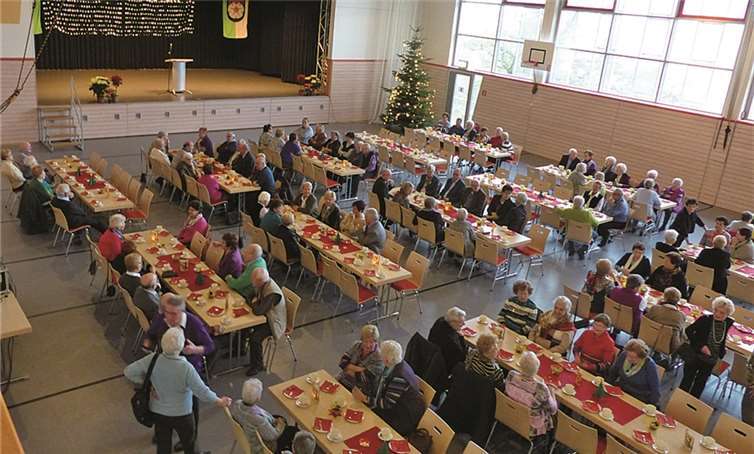 Die Heimatfreunde Lay e.V. begrüßten zum mittlerweile 51. Mal die Layer Senioren in der weihnachtlich geschmückten Legiahalle.privat