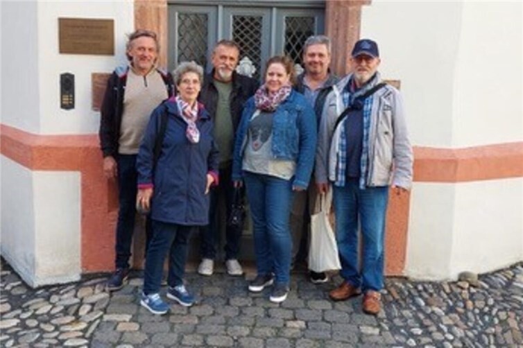 Heimatforscher auf den Spuren von Werle Die Heimatkundler vorm Schloß Philippsburg. Foto: privat