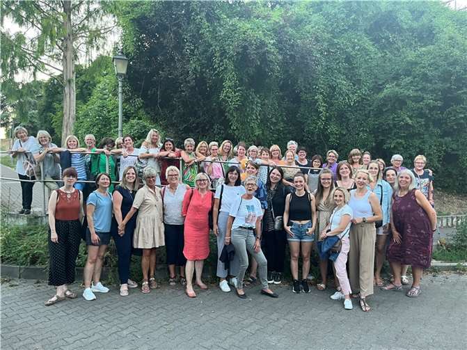 Die Heimbacher Möhnen reisten in Richtung des schönen Städtchens Eltville zum alljährlichen Sekt- und Biedermeierfest. Foto: privat