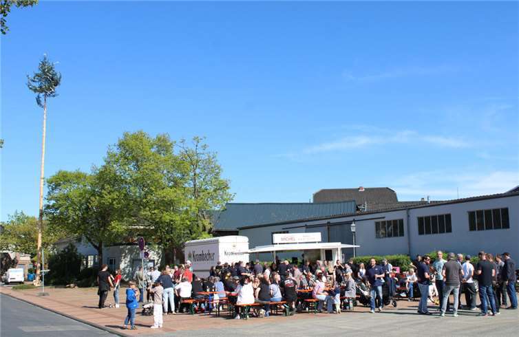 Die Heimersheimer Junggesellen stellten am „Roten Platz“ erneut einen beeindruckenden Maibaum auf.  Foto: DU