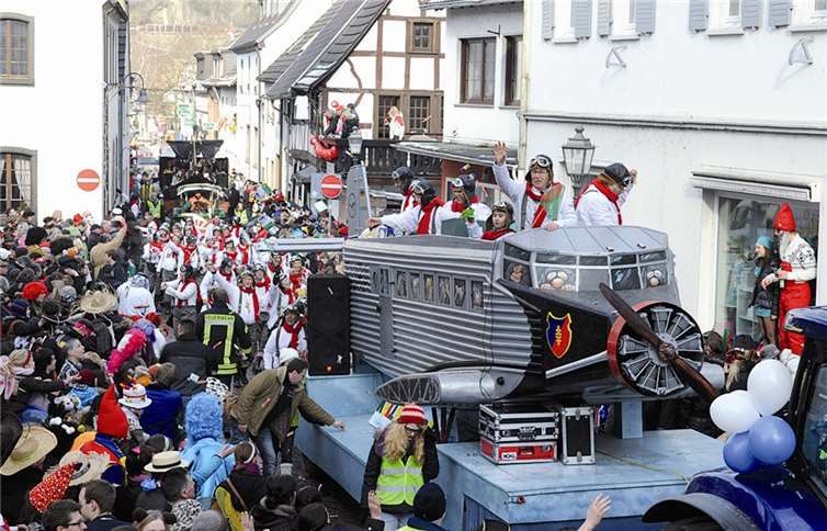 Die Heimersheimer Kellerkinder als „Bruchpiloten“ mit einem wunderschönen Nachbau einer alten „Tante Ju“