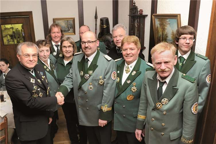 Die Heimersheimer St. Seb. Schützen: Pastor Herbert Ritterrath (li.) gratuliert dem neuen Brudermeister Markus Schmieding. FIX