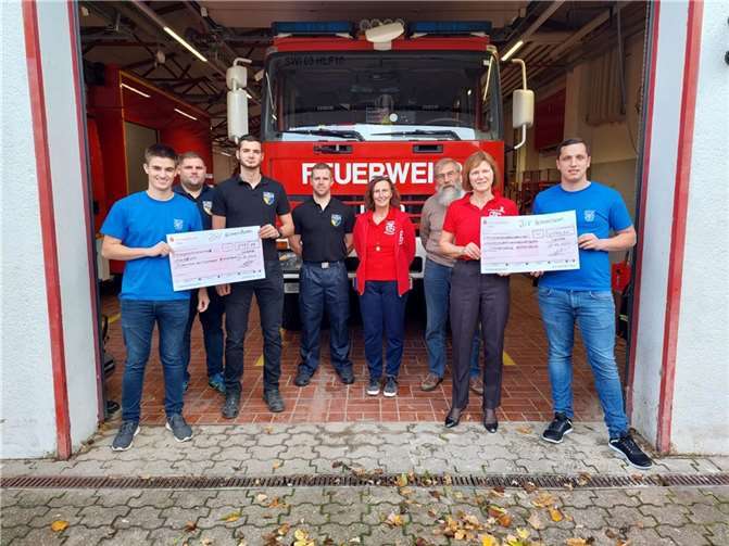 Die Heimerzheimer Junggesellen übergaben den Vertreterinnen und Vertretern des Ortsausschusses Heimerzheim und dem Förderverein der Löschgruppe Heimerzheim jeweils einen Spendenscheck. Insgesamt betrug die Spendensumme 5.555,55 Euro.Foto: privat