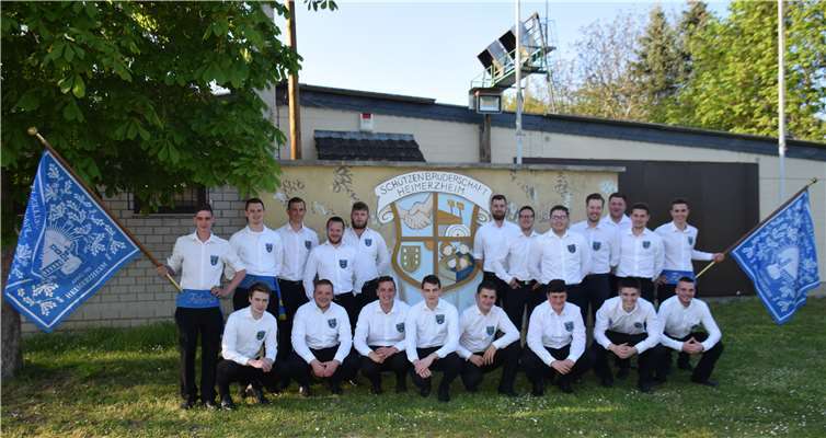 Die Heimerzheimer Junggesellen versammelten sich vor dem Schützenhaus, wo die Versteigerung stattfinden sollte. Fotos: EICH