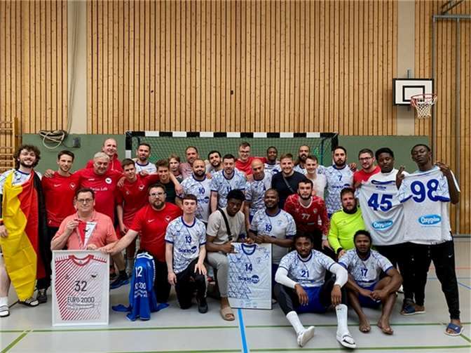 Die Heimmannschaft der „Wölfe Voreifel“ (Herrenturnier) mit den beiden Mannschaften aus der französischen Partnergemeinde der Stadt Meckenheim Le Mée sur Seine.  Foto: privat