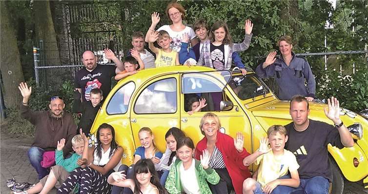 Die Heino-Gruppe mit den Betreuern Timo Gleißner, Sven Heymann, Jutta Bartels, Maria Gleißner und Guido Hoppe kurz vor der Heimfahrt. privat