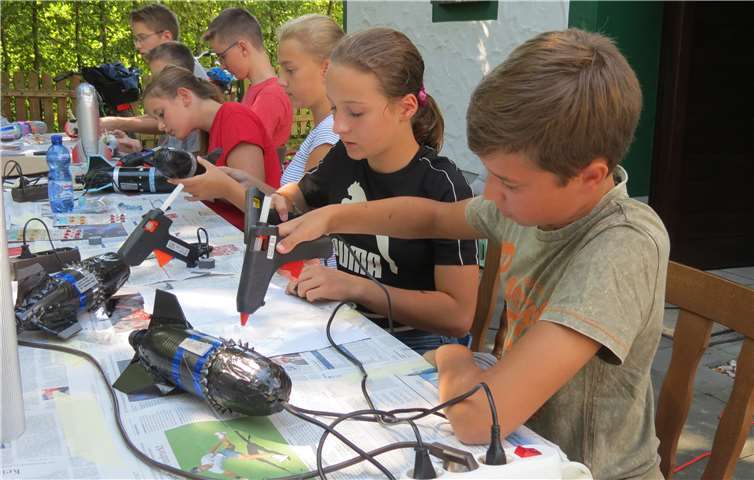 Die Heißklebepistole war in ständigem Einsatz