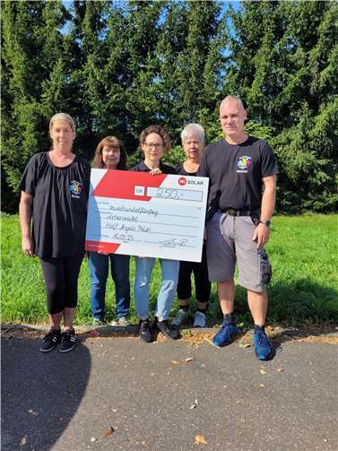 Die „Helf Angels Nachbarschaftshilfe Maifeld e.V.“ mit dem symbolischen Spendenscheck. Foto: privat