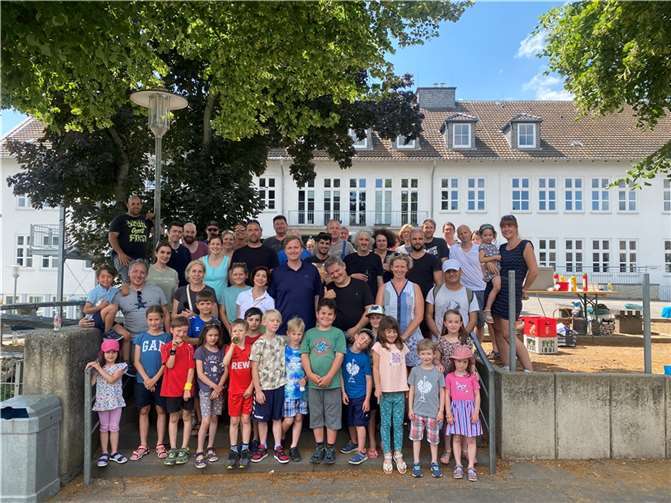 Die Helfenden freuen sich darüber, dass nun alle 16 Klassenräume der Schule gestrichen sind. Quelle: KGS Meckenheim