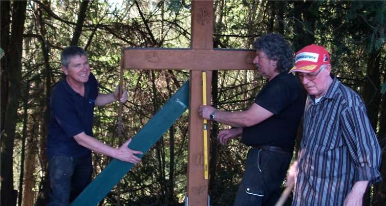 Die Helfer bei der Aufstellung des neuen Kreuzes.Fotos: privat