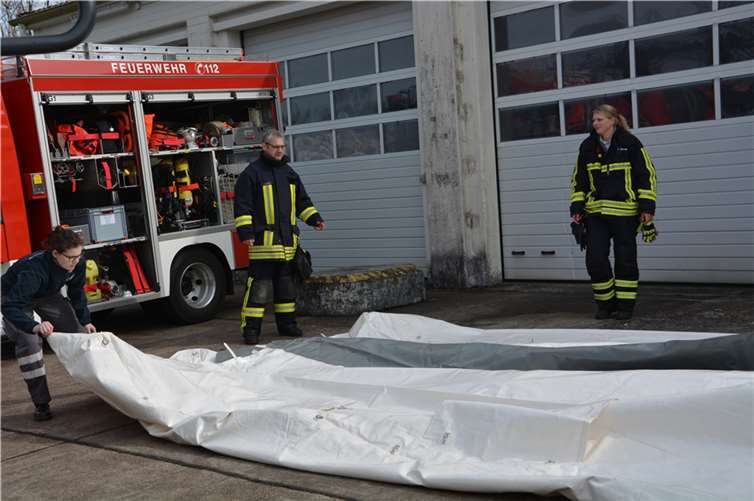 Die Helfer beim Aufbau der Fieberambulanz in Gemmerich. Foto: Rhein-Lahn-Kreis