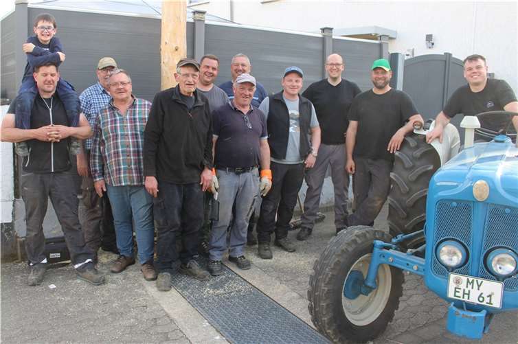 Die Helfer beim Maibaumaufstellen in Viedel.. Foto: privat