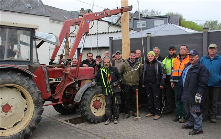 Die Helfer beim Maibaumaufstellen in Viedel.  Fotos: privat