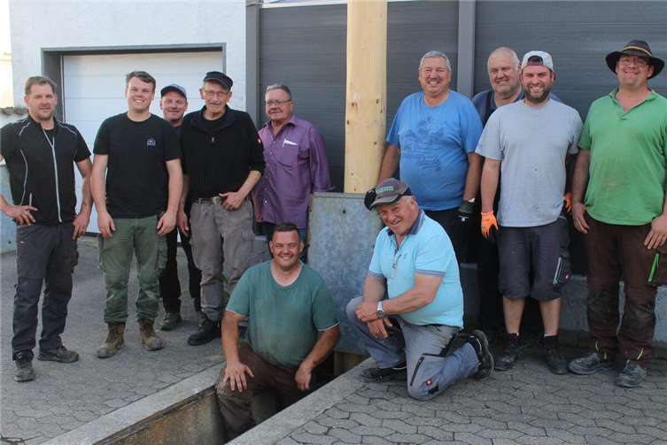 Die Helfer beim Maibaumaufstellen in Viedel. Fotos: privat