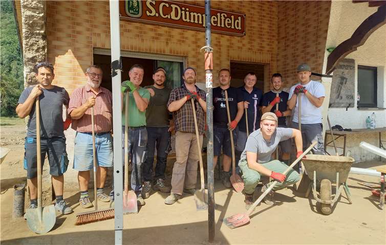 Die Helfer der KjG Ranzel packten tatkräftig beim Aufräumen auf dem Gelände des SC Dümpelfeld mit an. Foto: Udo Stratmann