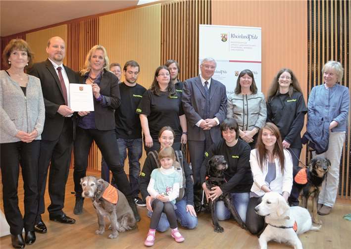 Die Helfer der Koblenzer Tierrettung konnten als Anerkennung für ihre Arbeit aus den Händen von Ministerin Ulrike Höfken jetzt den Tierschutzpreis 2013 entgegennehmen. Franz Froeßl/Umweltministerium