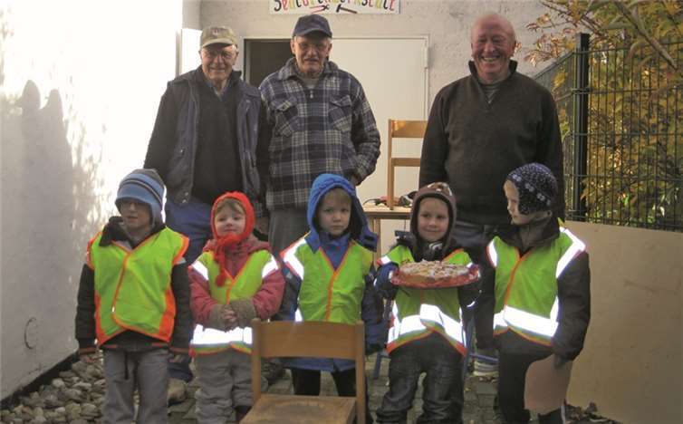 Die Helfer der Seniorenwerkstatt bringen seit dem Frühjahr die alten Kindergartenstühle „auf Vordermann“. privat
