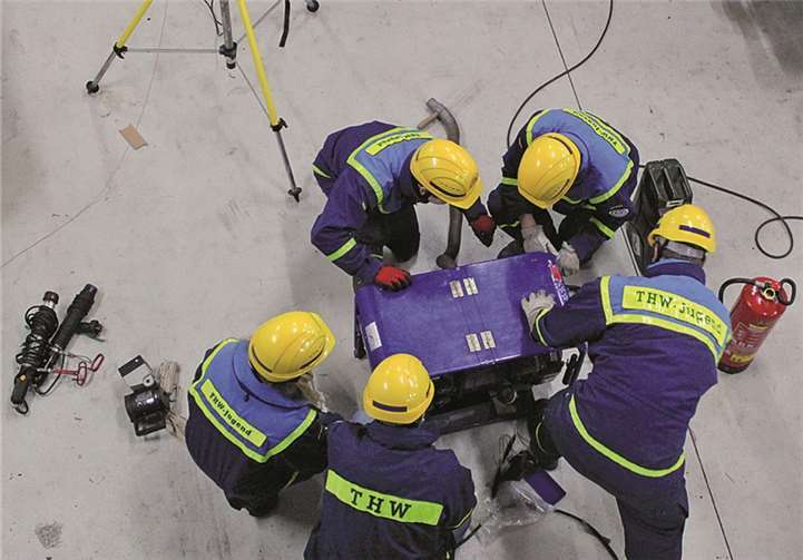 Die Helfer der THW-Grundausbildung erlernen den Umgang mit Beleuchtungsmitteln und Stromerzeugern.