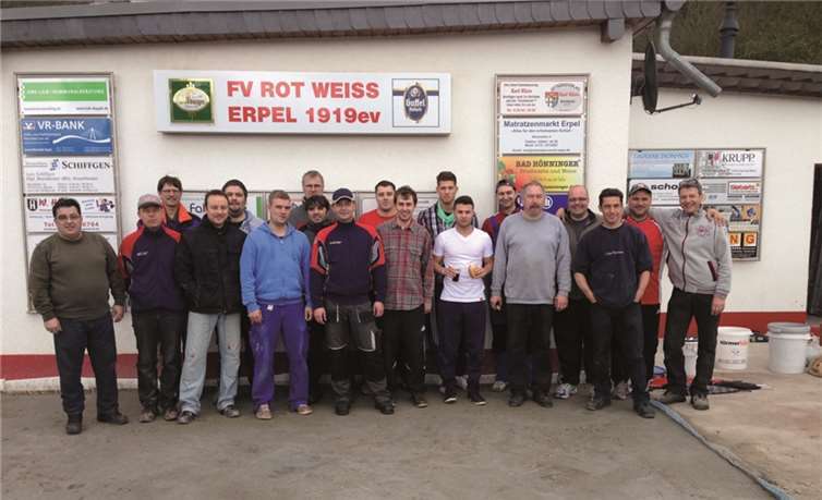 Die Helfer des FV Rot Weiss Erpel nach getaner Arbeit.privat