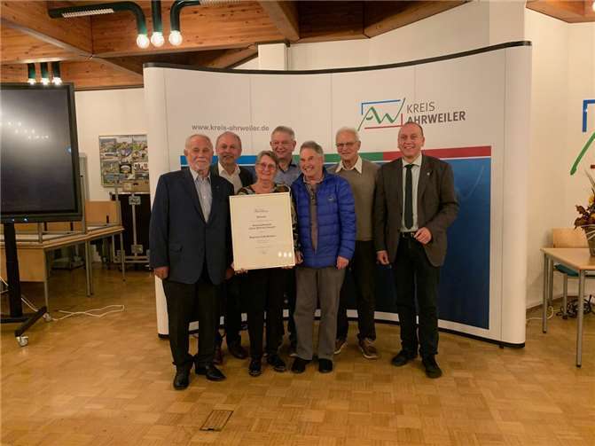 Die Helfer des Reparatur-Cafés Brohltal, v.l.n.r. Dieter Lukas, Günter Bell, Gisela Reichrath, Edi Rankel, Andreas Eyring und Karl-Heinz Ebert freuten sich gemeinsam mit Bürgermeister Johannes Bell über die Ehrung in er Kreisverwaltung Ahrweiler.  Foto: Rep. Café Brohltal