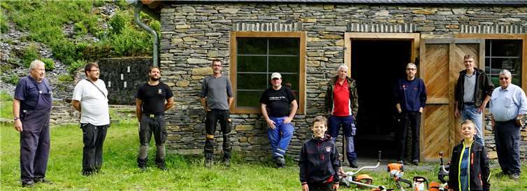 Die Helfer des Schiefervereins freuen sich anlässlich einer Pflegemaßnahme über die Anschaffung und Förderung neuer Geräte und Maschinen durch die Stiftung Natur und Umwelt Rheinland-Pfalz. Foto: Kazimierz Forys