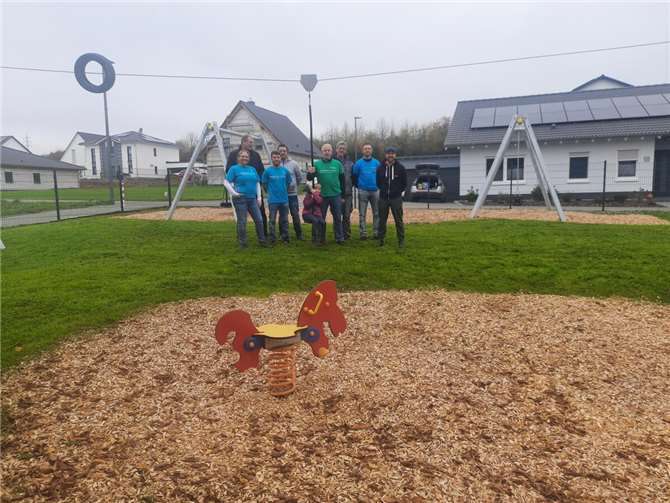 Die Helfer freuen sich über die Fertigstellung. Foto: Marcel Klee