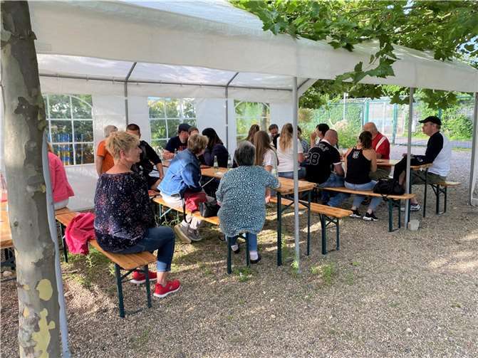 Die Helfer genossen das gemütliche Beisammensein. Foto: privat