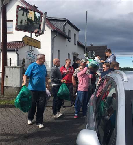 Die Helfer in Aktion.