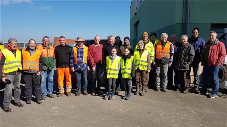 Die Helfer nach getaner Arbeit am Bauhof in Anhausen. Foto: Karl-Heinz Huth