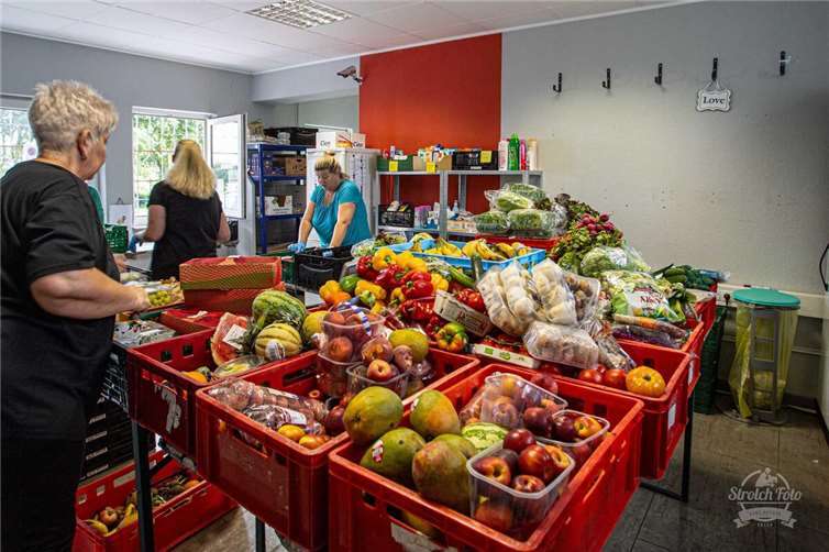 Die Helfer stellen Kisten mit Obst und Gemüse, Milchprodukten und Hygieneartikeln zusammen. Foto: privat