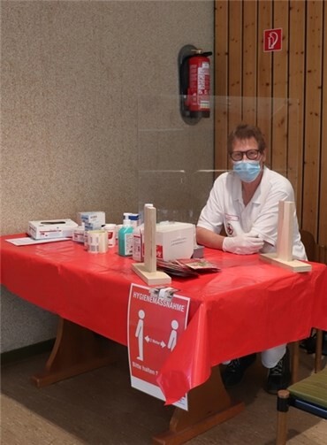 Die Helfer trugen alle Schutzmasken hinter Plexisglasabtrennungen.