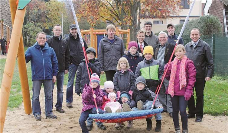 Die Helfer und Kinder gemeinsam mit Bürgermeister Johannes Bell und Ortsbürgermeister Berthold Doll. Privat
