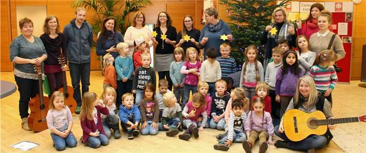 Die Helfer und Kinder hatten viel Spaß beim Schmücken des Baumes. privat