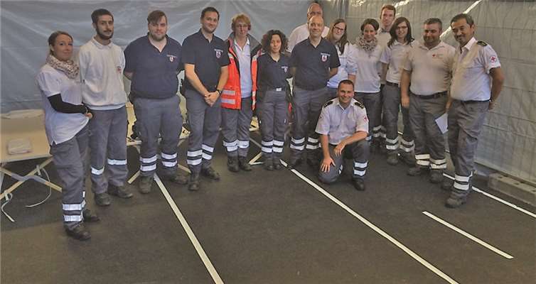 Die Helfer verschiedener Ortsvereine und der SEG-Betreuung halfen tatkräftig bei der Einrichtung der Notunterkunft mit. privat