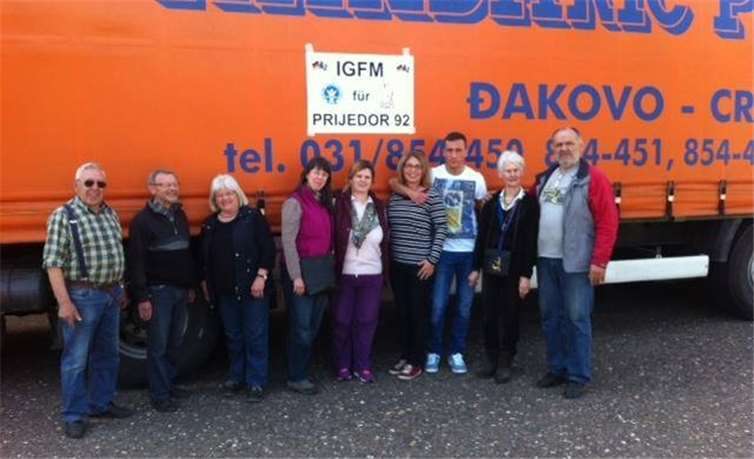 Die Helfer vor dem Transportfahrzeug. Fotos: privat